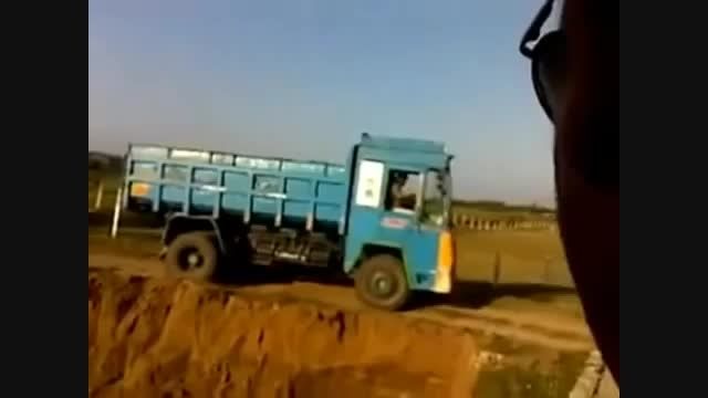 ریزش خاک و افتادن کامیون