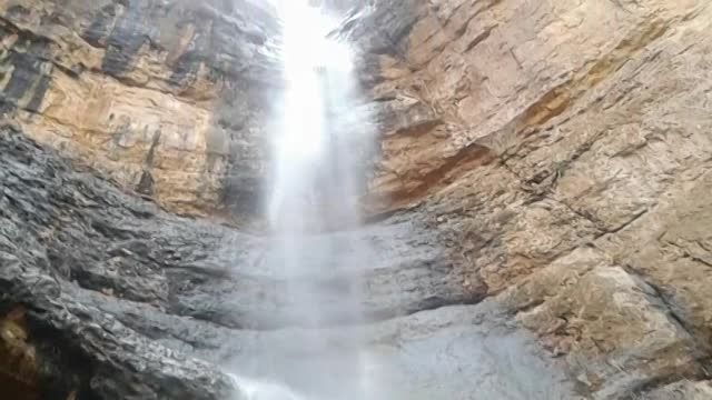 آبشارتارم شهرستان نی ریز(بزرگترین آبشار فصلی خاورمیانه)