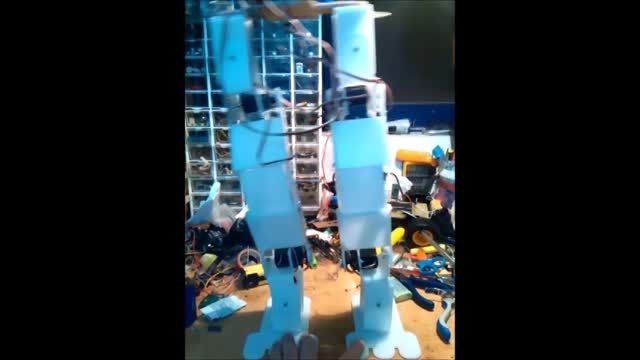 روبات انسان نمای ساخت خودم (نیم تنه پایین - آزمایشی)
