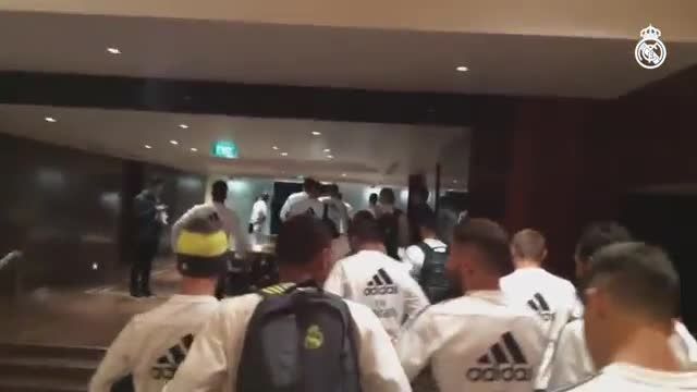 لحظه خروج بازیکنان رئال مادرید از هتل در ملبورن
