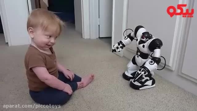 پسر کوچولوی با مزه و ربات کونگفوکارش