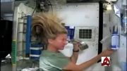 ویدئو / چگونه باید موها را در فضا شست؟