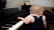 دختر کوچولو و پیانو ...