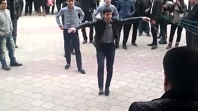 رقص پای بسیار زیبای جوانهای آذری در عید در خیابان