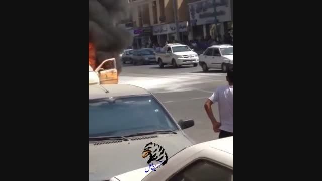 آتش گرفتن تاکسی سمند وسط خیابان