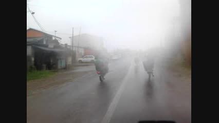 تک چرخ بچه های مازوبن در روز بارانی