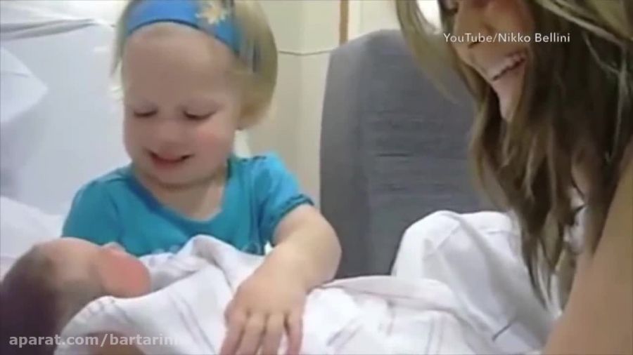 برای اولین بار کوچولوی تازه به دنیا آمده را میبوسند