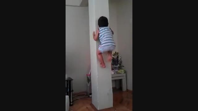 پسری که از دیوار راست بالا میرود
