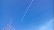 خط دنباله هواپیما در آسمان