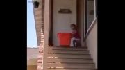 پایین امدن بچه از پله ها با سطل اشغال