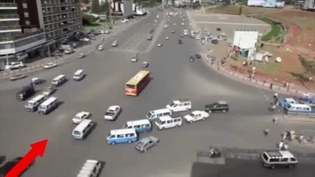 میدانی پر ترافیک در اتیوپی بدون هیچگونه چراغ راهنمایی