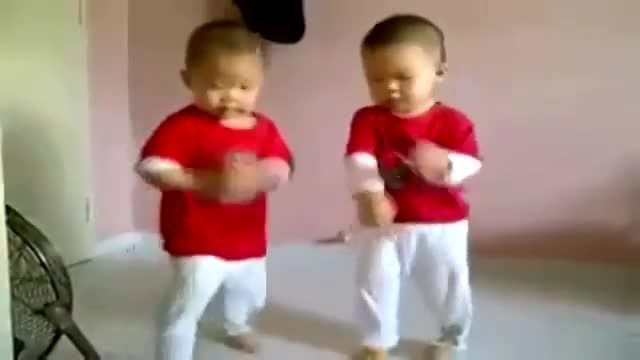 رقص دو بچه با آهنگ گانگنم استایل-نبینی از دستت رفته