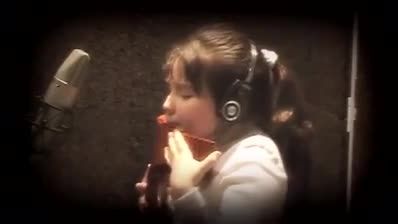دخترکی که به خیلی زیبا می نوازد