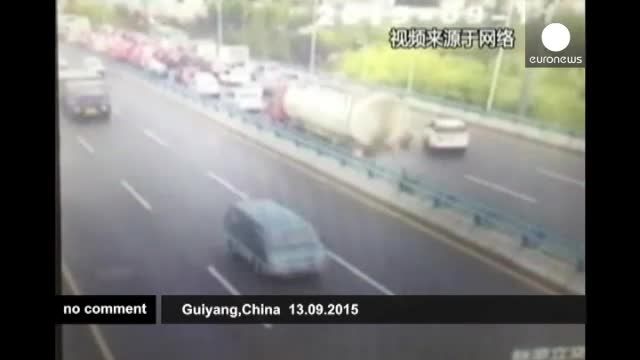 تصادف کامیونی با خودروها در بزرگراهی در چین