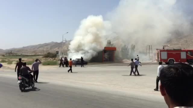 آتش سوزی خودرو سواری در پمپ بنزین شهر مُهر - فارس (2)
