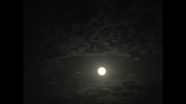 تایم لپس رقص  ماه کامل در ابرها