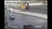 تصادف وحشتناک کامیون با پل عابر پیاده