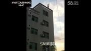 لحظه خودکشی مرد از ساختمان.شوک