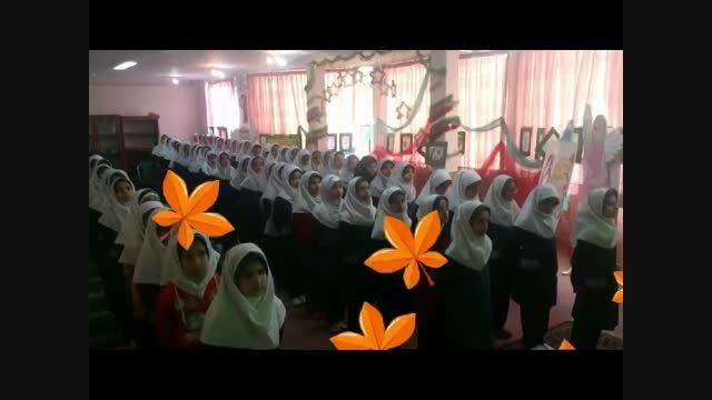 همخوانی دانش آموزان در اجرای سرود معلم