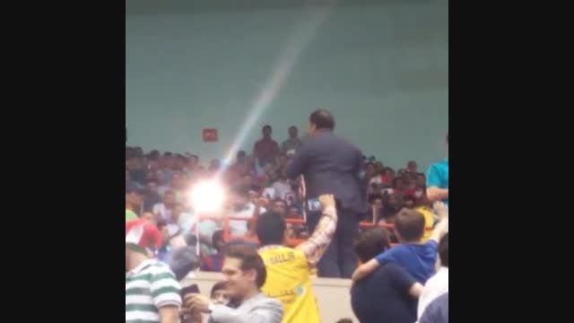 جناب خان در ورزشگاه