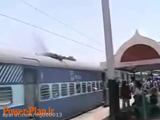 برق گرفتگی - مردی روی قطار - هند