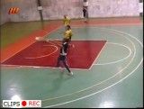 فوتبالیست اصفهانی که با عصا بازی می کند !
