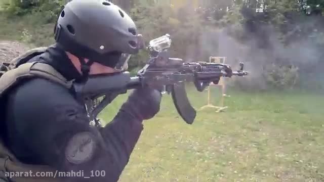 تیراندازی و تعویض خشاب AK-47 با یک دست