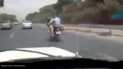 فقط یه ایرانی میتونی با موتور گوسفند ببره :))