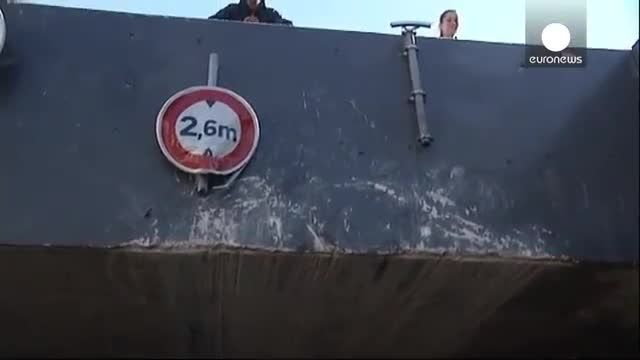 دهها زخمی در برخورد سقف یک اتوبوس با پلی کم ارتفاع