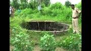 نجات یک پلنگ گرفتار در چاه عمیق اب در هند