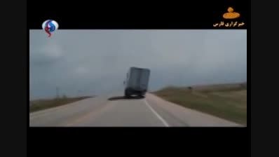 مهارت دیدنی راننده کامیون در وزش باد سنگین