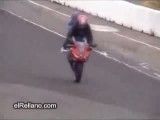 زمین خوردن زن موتورسوار