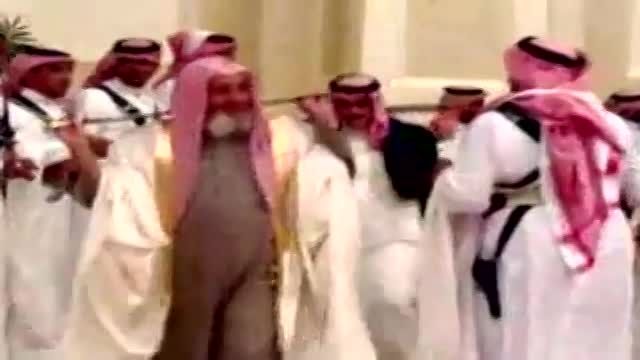 ملک عبدالله بعد از دیدن این رقص مرد(کمر رقاص رگ برگ شد