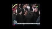 حضور احمدی نژاد در کنار تابوت رئیس جمهور فقید ونزوئلا و همدردی با مادر چاوز