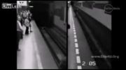 نجات معجزه آسای یک زن از زیر ریل قطار