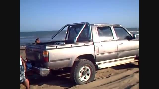 نجاتِ  HUMMER H3 توسط TOYOTA Hilux از شن های ساحل