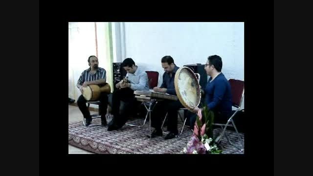 اجرای گروه موسیقی در دیدار نوروزی ساکنین بلوک 2