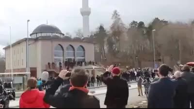 تعجب مردم و شبکه ها از اذان گفتن در مسجد نوساخت در خارج