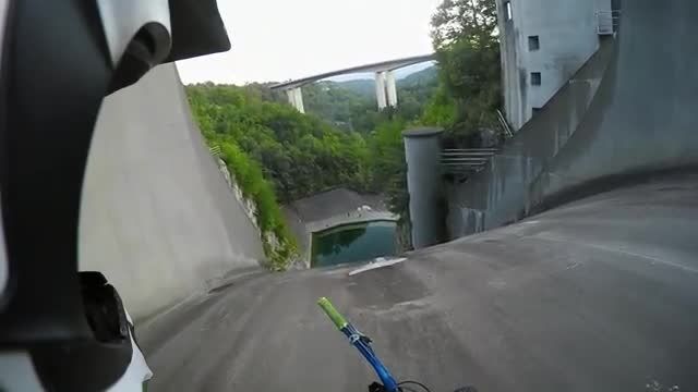 پایین آمدن از سد ۶۰ متری با دوچرخه