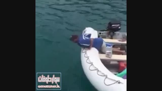 ماهیگیری با دست خالی!