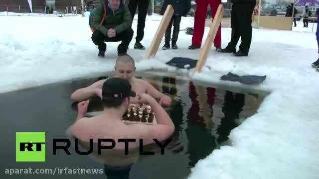شناگران روسی در آب دریاچه یخ زده شطرنج بازی کردند