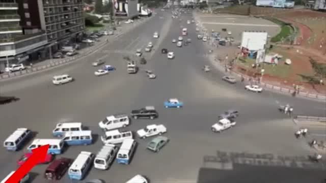 میدانی پر ترافیک در اتیوپی بدون هیچگونه چراغ راهنمایی