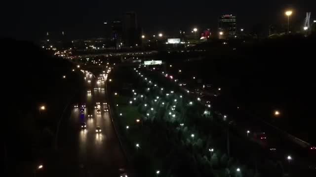 منظره تهران در شب از روی پل طبیعت
