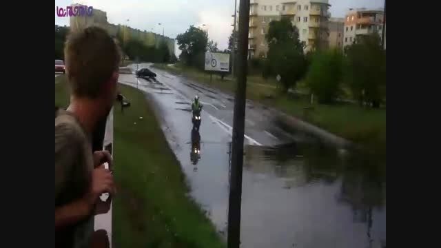 موتورسوار و آب گرفتگی خیابان+فیلم ویدیو کلیپ زمین خوردن