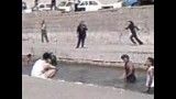 دختران شیرجه زن در کانال آب