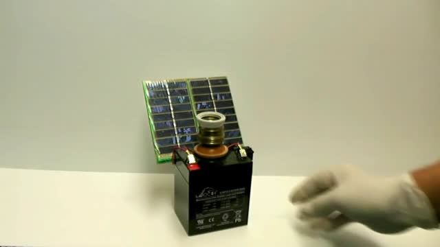پنل خورشیدی کوچک به همراه باتری،ساده و جمع جور.