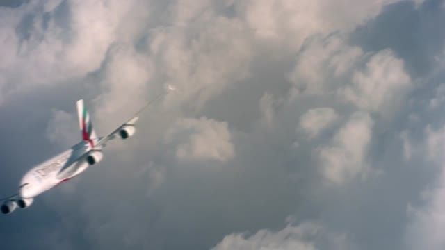 پرواز دو مرد در کنار ابرهواپیمای مسافربری جهان