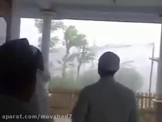 طوفان وحشتناک در اندونزی که باشروع أذان گفتن سبحان الله