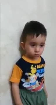 بچه ای که هم زمان گریه می کند ومی خندد