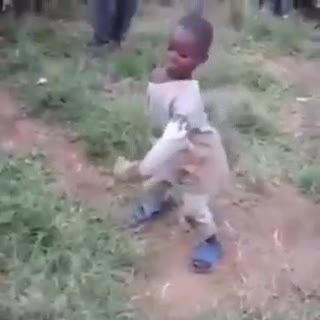 رقص پسربچه افریقایی خیلی باحاله